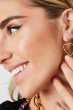 Afbeelding in Gallery-weergave laden, Gouden oorbellen in de vorm van een open hart. Deze prachtige oorbellen kunnen het hele jaar door uitstekend gedragen worden. Erg leuk om deze oorbellen te combineren met bijvoorbeeld oorstekers in de vorm van een hartje. De oorbellen zijn gemaakt van stainless steel.
