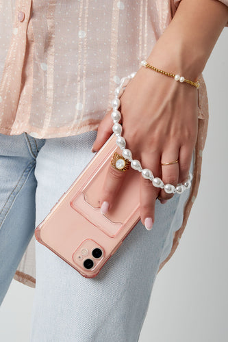 Telefoonkoord kort met goudkleurige ring, met parels. Super trendy en eenvoudig te bevestigen aan jouw telefoon met een plaatje. Het telefoonkoord is perfect te dragen met meerdere sieraden en accessoires met parels. Het telefoonkoord is gemaakt van ABS, aluminium en PVC en heeft een afmeting van 29 cm.