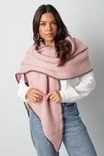 Afbeelding in Gallery-weergave laden, Roze Sjaal met zwarte stiksels. Warm en cosy, perfect voor aankomend seizoen. De sjaal is groot waardoor je de sjaal op meerdere manieren kunt dragen. Deze trendy sjaal is lekker zacht en gemaakt van acryl en is verkrijgbaar in verschillende kleuren, roze, wit, zwart en beige/taupe. Lengte van de sjaal is 180cm x 50cm.
