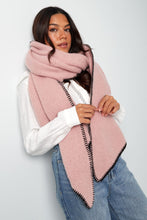 Load image into Gallery viewer, Roze Sjaal met zwarte stiksels. Warm en cosy, perfect voor aankomend seizoen. De sjaal is groot waardoor je de sjaal op meerdere manieren kunt dragen. Deze trendy sjaal is lekker zacht en gemaakt van acryl en is verkrijgbaar in verschillende kleuren, roze, wit, zwart en beige/taupe. Lengte van de sjaal is 180cm x 50cm.
