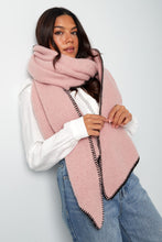 Load image into Gallery viewer, Sjaal met stiksels. Warm en cosy, perfect voor aankomend seizoen. De sjaal is groot waardoor je de sjaal op meerdere manieren kunt dragen. Deze trendy sjaal is lekker zacht en gemaakt van acryl en is verkrijgbaar in verschillende kleuren, roze, wit, zwart en beige/taupe. Lengte van de sjaal is 180cm x 50cm.
