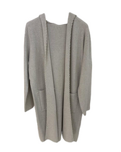 Afbeelding in Gallery-weergave laden, Beige Vest, Lang Vest Mae Knitwear, met luxe rijgsteek en capuchon. Elegant en comfortabel vest in een super zachte knitwear kwaliteit. 
