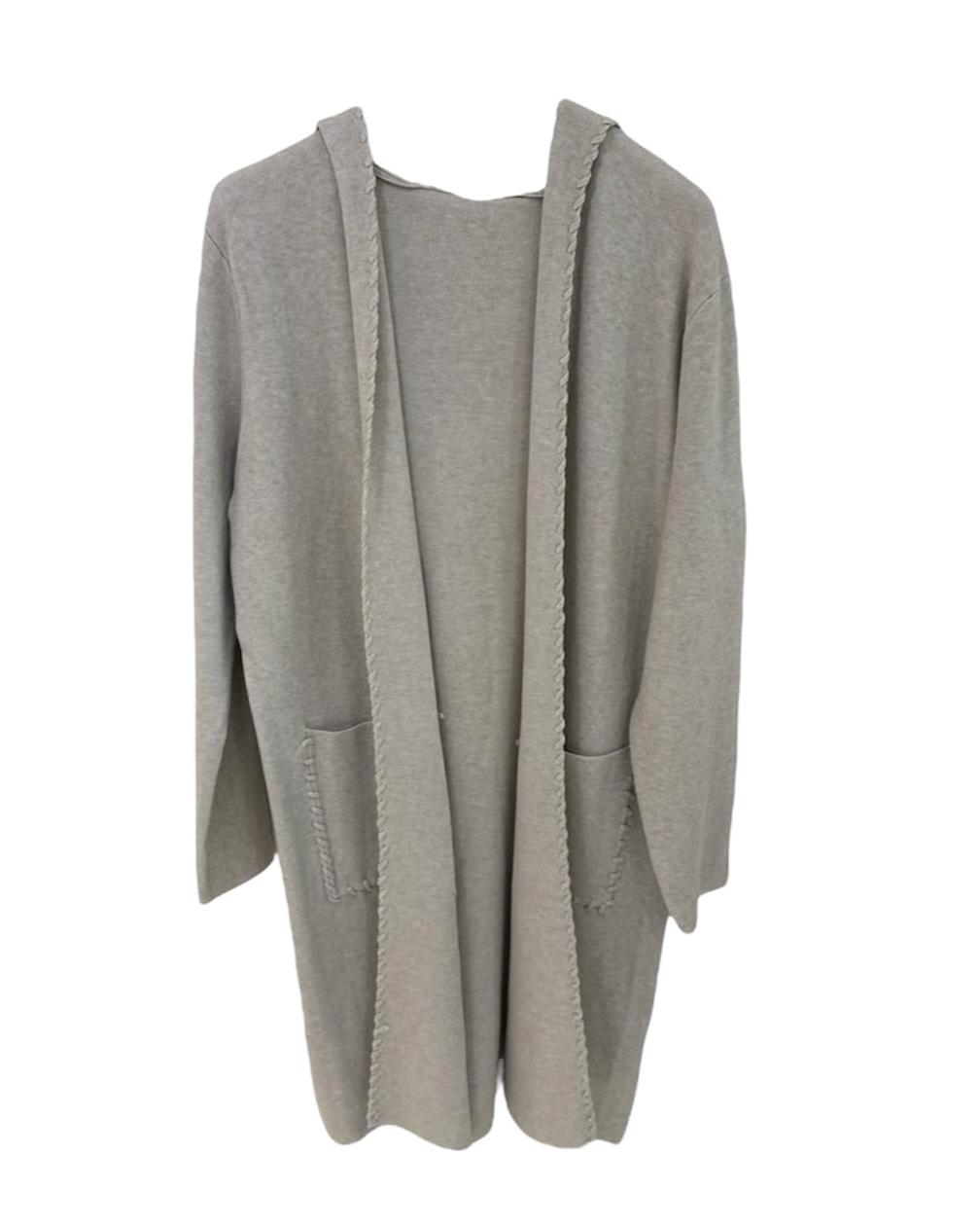 Beige Vest, Lang Vest Mae Knitwear, met luxe rijgsteek en capuchon. Elegant en comfortabel vest in een super zachte knitwear kwaliteit. 