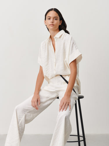Off White Blouse van de Jane Lushka Collectie. Romi Blouse is een vrouwelijke blouse met kraag, knoopjes en heeft een lage mouwinzet. Deze elegante blouse is vrouwelijk en tijdloos en is vervaardigd van een glad materiaal en heeft een chique uitstraling.