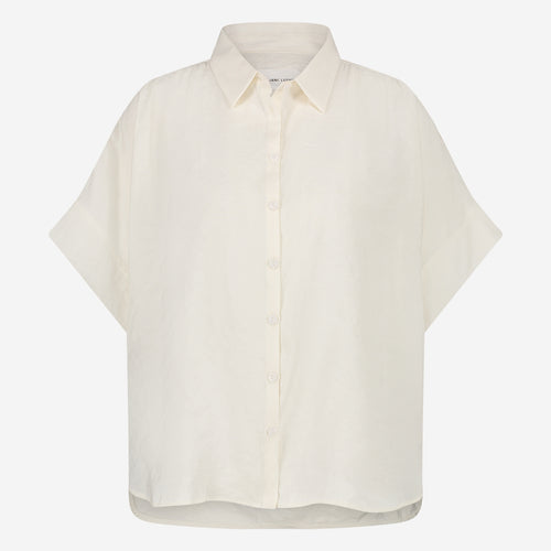 Off White Blouse van de Jane Lushka Collectie. Romi Blouse is een vrouwelijke blouse met kraag, knoopjes en heeft een lage mouwinzet. Deze elegante blouse is vrouwelijk en tijdloos en is vervaardigd van een glad materiaal en heeft een chique uitstraling.