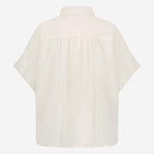 Afbeelding in Gallery-weergave laden, Off White Blouse van de Jane Lushka Collectie. Romi Blouse is een vrouwelijke blouse met kraag, knoopjes en heeft een lage mouwinzet. Deze elegante blouse is vrouwelijk en tijdloos en is vervaardigd van een glad materiaal en heeft een chique uitstraling.
