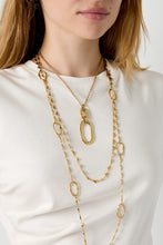 Afbeelding in Gallery-weergave laden, Ketting Hanger Ovaal. Deze elegante goudkleurige schakel ketting met een ovale hanger, is een ware statement piece.
