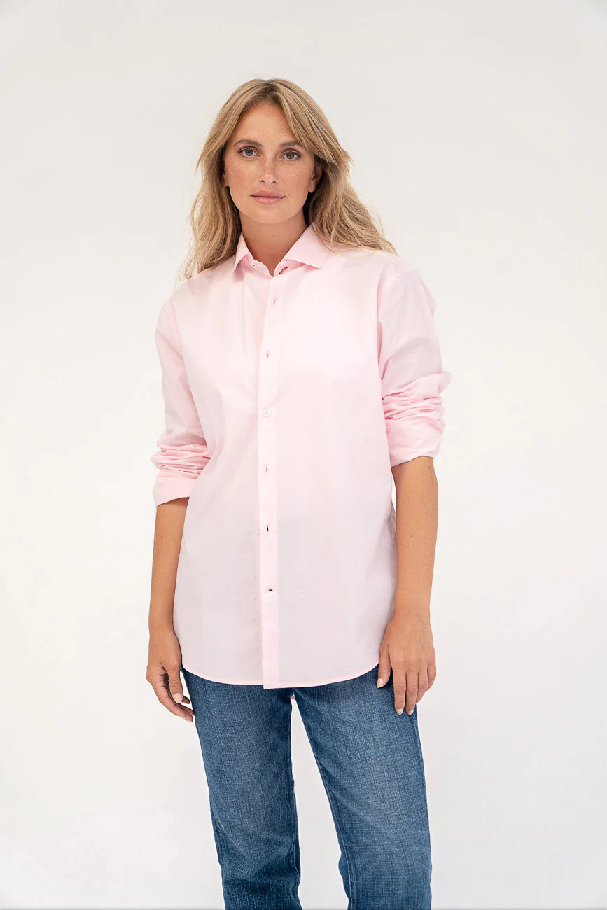 Lichtroze Blouse van Moment Amsterdam, type boyfriend shirt is een prachtige basis blouse. Deze blouse is verkrijgbaar in verschillende kleuren: Baby Pink, Baby Blue en mag zeker niet in jouw garderobe ontbreken.
