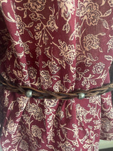 Load image into Gallery viewer, Wijnrode Blouse van Moment Amsterdam met referentie 57.100-23, is een prachtige romantische blouse met bloemenprint. Deze blouse heeft een opstaande kraag met ruffles aan de hals en mouwen. Deze blouse is mooi te combineren met de Corel Broek Lily Wide Uni Sport Beetroot.
