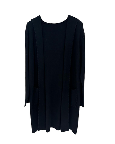 Zwart Vest, Lang Vest Mae Knitwear, met luxe rijgsteek en capuchon. Elegant en comfortabel vest in een super zachte knitwear kwaliteit. 