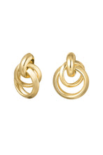 Load image into Gallery viewer, Gouden oorbellen in fantasie vorm, type oorstekers. Deze mooie oorbellen zijn van goudkleurig stainless steel. De afmeting van deze oorbellen is 2cm x 2cm.
