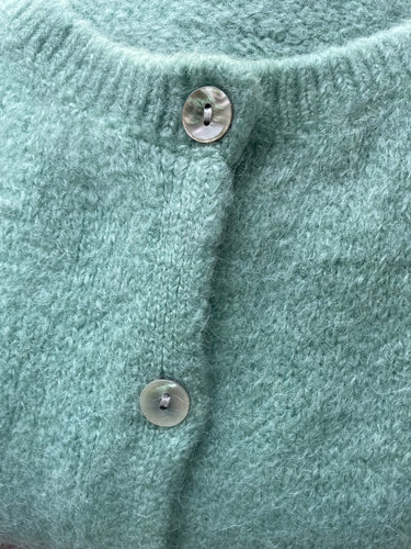 Lichtgroen Vest 'For Her' van So Beau by Beauregard, in de kleur Vert Clair. Vest met een ronde hals, lange mouwen en knoopjes om het vest eventueel te sluiten, om het als trui te dragen. Vest is verkrijgbaar in verschillende kleuren. Super Zacht Vest, is nu al een van onze bestsellers!