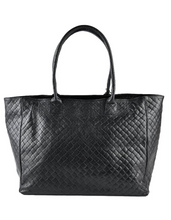 Afbeelding in Gallery-weergave laden, Zwarte tas van leer met een fijn gevlochten look, een shopper met veel opbergruimte. Tijdloos en elegant, ideaal voor zowel werk als casual gebruik.
