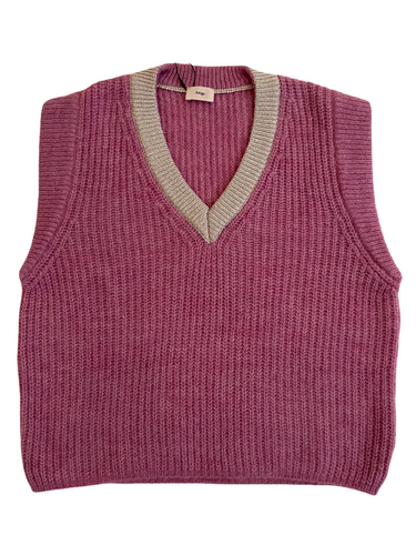 Roze Spencer LEGALATE is van een Engels breisel, is een recht model, heuplengte en heeft een geribbelde afwerking met een lurex draad als mooi detail. Draag deze mouwloze trui met V-hals met een blouse. De spencer is verkrijgbaar in verschillende kleuren: Groen, Okergeel, Violet en Roze.