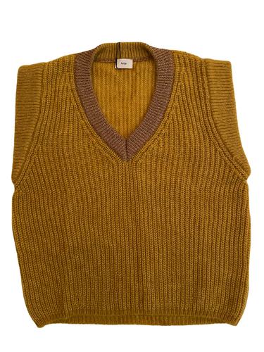 Okergeel Spencer LEGALATE is van een Engels breisel, is een recht model, heuplengte en heeft een geribbelde afwerking met een lurex draad als mooi detail. Draag deze mouwloze trui met V-hals met een blouse. De spencer is verkrijgbaar in verschillende kleuren: Groen, Okergeel, Violet en Roze.