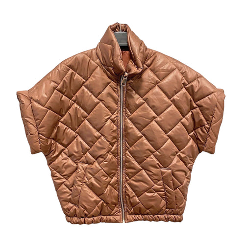 bodywarmer met doorgestikte details, een opstaande kraag, ritssluiting en steekzakken. Dit korte model valt op de taille en is perfect om over een trui of blouse te dragen. Licht van gewicht, maar toch comfortabel en warm. Ideaal voor een casual look of als extra laagje tijdens frisse dagen. 

