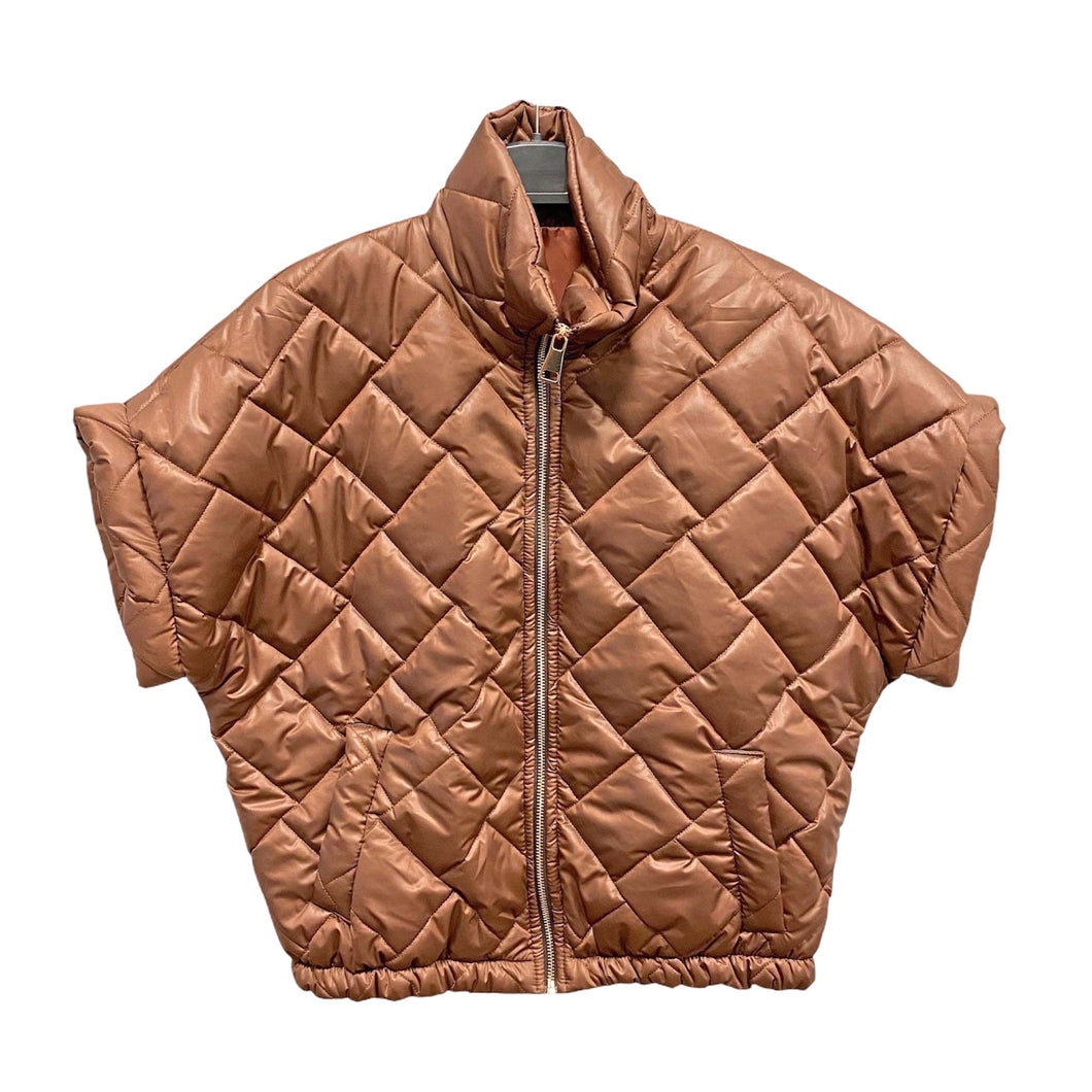 bodywarmer met doorgestikte details, een opstaande kraag, ritssluiting en steekzakken. Dit korte model valt op de taille en is perfect om over een trui of blouse te dragen. Licht van gewicht, maar toch comfortabel en warm. Ideaal voor een casual look of als extra laagje tijdens frisse dagen. 

