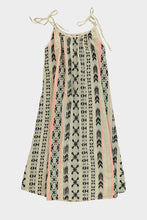 Load image into Gallery viewer, Jurk Aztec Zwart/Roze is een maxidress met verstelbare spaghetti bandjes.   De jurk is one size en is te dragen van maat S t/m XXL.
