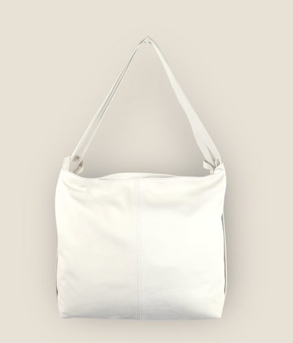 Beige Tas, Big Bag, de ideale tas en multifunctioneel! Tas is een grote lederen schoudertas die ook als rugtas te dragen is. Veel ruimte in deze tas en is te sluiten met een ritssluiting. Tas is verkrijgbaar in verschillende kleuren: zwart, beige.

