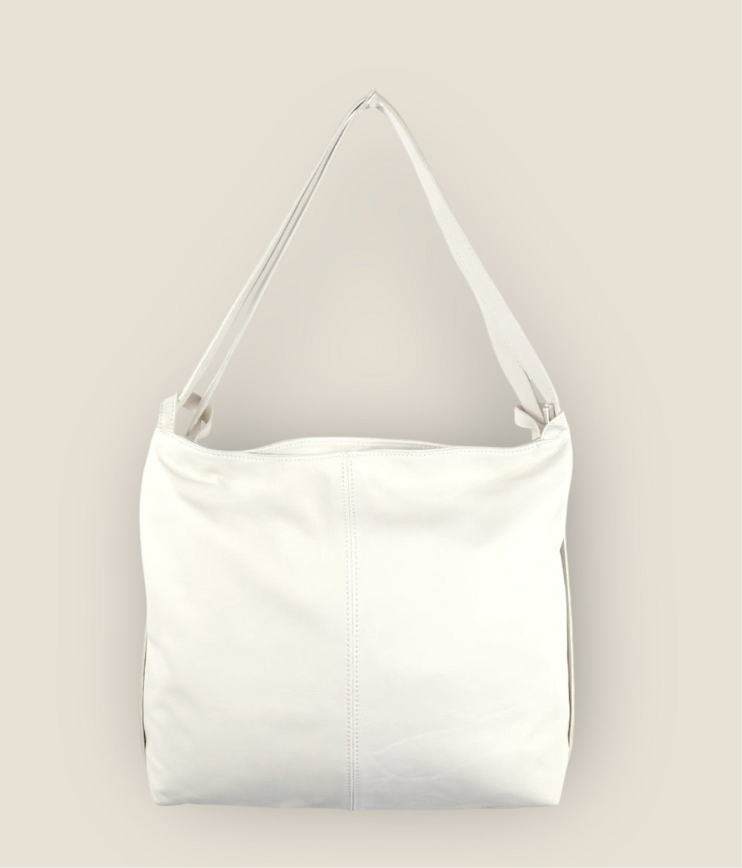 Beige Tas, Big Bag, de ideale tas en multifunctioneel! Tas is een grote lederen schoudertas die ook als rugtas te dragen is. Veel ruimte in deze tas en is te sluiten met een ritssluiting. Tas is verkrijgbaar in verschillende kleuren: zwart, beige.

