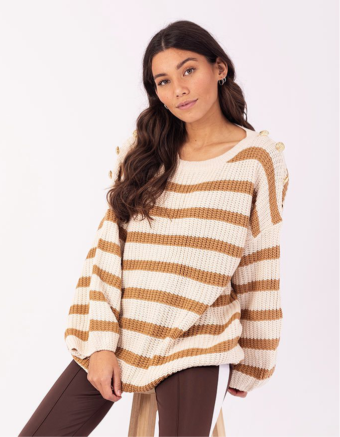 Camel Trui Gestreept, grof gebreide gestreepte trui, wijder model, met als leuk detail goudkleurige knopen op weerszijde schouders en de trui heeft een ronde hals. 