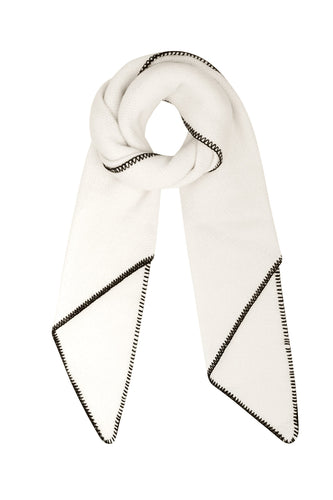 Witte Sjaal met zwarte stiksels. Warm en cosy, perfect voor aankomend seizoen. De sjaal is groot waardoor je de sjaal op meerdere manieren kunt dragen. Deze trendy sjaal is lekker zacht en gemaakt van acryl en is verkrijgbaar in verschillende kleuren, roze, wit, zwart en beige/taupe. Lengte van de sjaal is 180cm x 50cm.