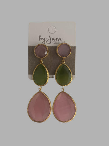 Goudkleurige Oorbellen Double Drops Pink van by Jam, type oor stekers. Prachtige hangers in druppelvorm, in de kleuren roze en groen. Een ware eyecatcher zijn deze statement oorbellen. Afmetingen van deze oorbellen: 7cm x 2cm.