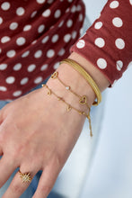 Load image into Gallery viewer, Een armband met hartjes en siersteentjes, leuk cadeautje voor een vriendschap. Verkrijgbaar in goudkleurig, bestel nu.
