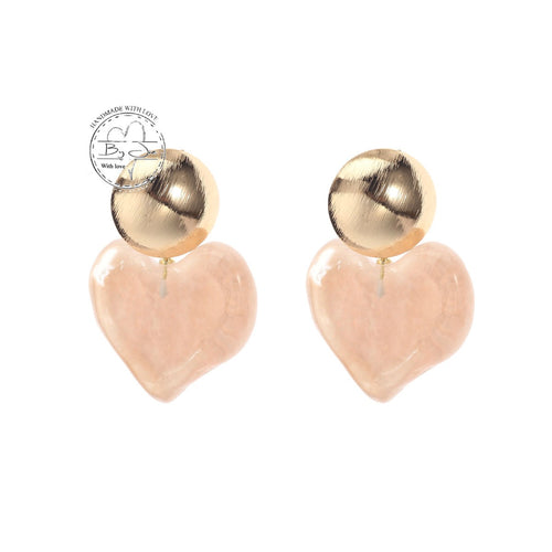 Oorbellen Hearts Light Pink, type oorstekers, zijn prachtig vormgegeven in de vorm van een groot doorzichtig hart, in licht roze kleur. Een ware eyecatcher, zijn deze statement oorbellen.  Afmeting : 5cm x 3,5cm
