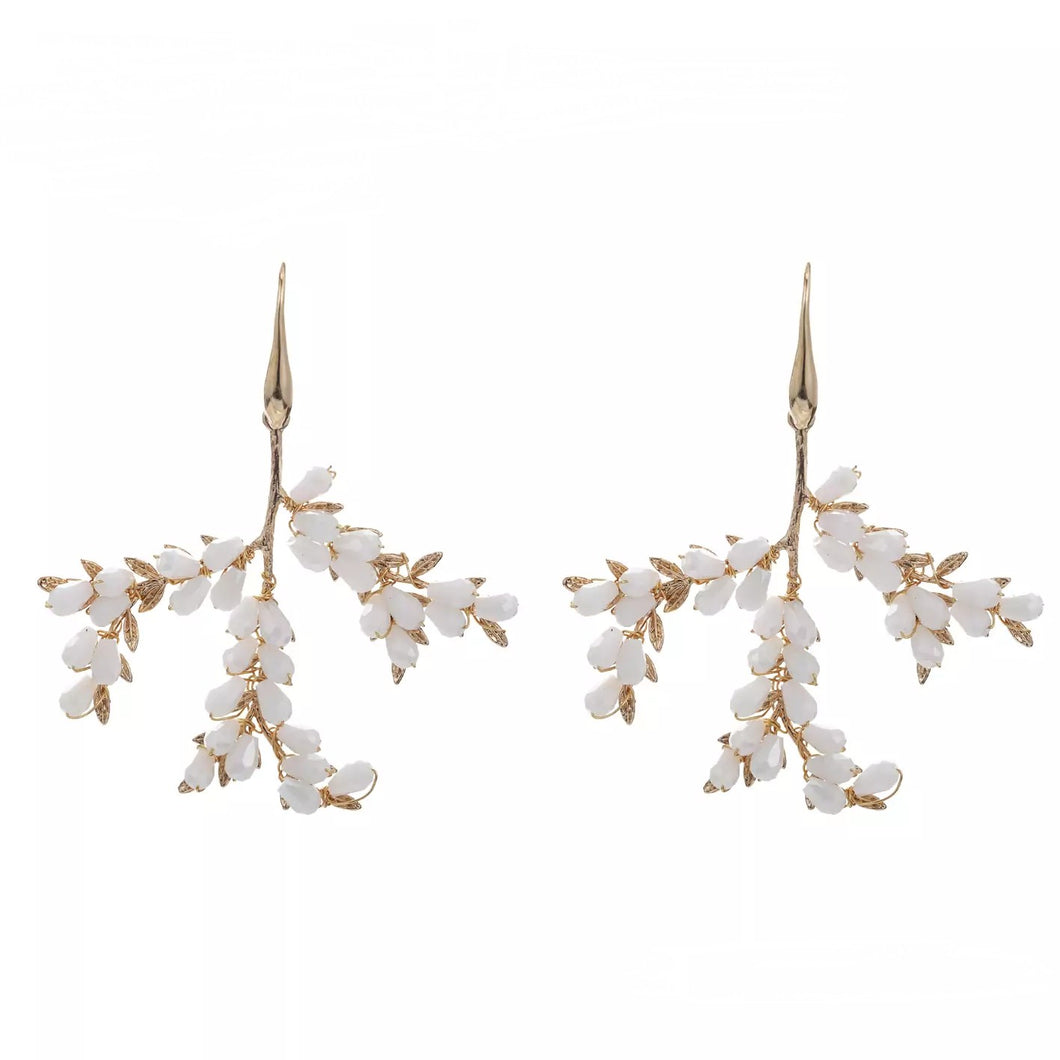 Oorbellen White Blossom, type oorhangers, zijn prachtig vormgegeven in de vorm van een tak met witte bloesem, in witte parelmoer kleine kraaltjes. Een ware eyecatcher, deze statement oorbellen.  Afmeting : 5cm x 5cm