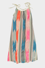 Load image into Gallery viewer, Jurk Lang Strepen Grijs met Fluo is een maxidress met verstelbare spaghetti bandjes.   De jurk is one size en is te dragen van maat S t/m XXL.
