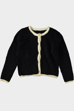 Load image into Gallery viewer, Zwart Mantel Vest met ecru bies en rijke goudkleurige knopen. Dit vest is een kort model, in one size, draagbaar van maat S t/m L.
