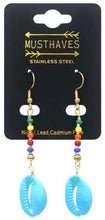 Load image into Gallery viewer, Aquablauwe Oorbellen Colorful Shell zijn langere oorbellen met gekleurde beads, kraaltjes en een schelpje als hanger. Deze gekleurde oorbellen, type oorhangers, hebben een lengte van ca. 6cm. Oorbellen Colorful Shell zijn verkrijgbaar in verschillende kleuren.
