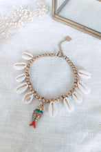 Afbeelding in Gallery-weergave laden, Armband met schelpjes en een bedel van een gekleurde vis.
