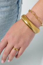 Afbeelding in Gallery-weergave laden, Goudkleurige Bohemian Armband. Deze armband heeft een breedte van ca. 1,5cm, is licht elastisch en is van stainless steel. 
