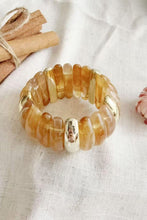 Afbeelding in Gallery-weergave laden, Een grove armband met ovale kralen in Camel en goud. Deze armband past altijd, door elastiek. Een prachtige statement armband!
