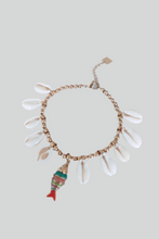 Afbeelding in Gallery-weergave laden, Armband met schelpjes en een bedel van een gekleurde vis.
