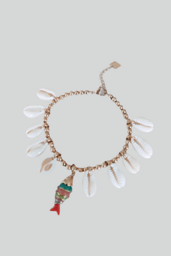 Armband met schelpjes en een bedel van een gekleurde vis.