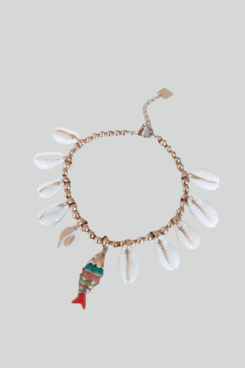 Armband met schelpjes en een bedel van een gekleurde vis.