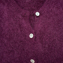Afbeelding in Gallery-weergave laden, Aubergine Vest Grande Chic in de kleur Aubergine. Vest met ronde hals, lange mouwen en knoopjes. Super Zacht Vest en Trui ineen, nu al een bestseller! 
Grande Chic Vest van Beauregard is verkrijgbaar in verschillende kleuren.

