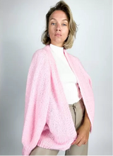 Load image into Gallery viewer, Lichtroze Vest Luxe Raha is een heerlijk zacht grof gebreid vest met een rib gebreide boord aan de onderkant en onder aan de mouwen.
