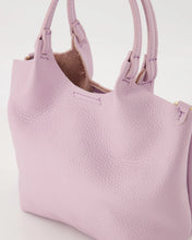 Afbeelding in Gallery-weergave laden, Tas Baby Lou is een praktische en elegante handtas met magneetsluiting. Tas heeft een afneembaar en verstelbaar hengsel, waardoor deze tas zowel als handtas als crossbody gedragen kan worden. Deze tas is vervaardigd van hoogwaardig leer en is ideaal voor dagelijks gebruik.

Tas Baby Lou is verkrijgbaar in verschillende kleuren: Ecru, Geel, Lila, Jeansblauw suède, Luipaard suède. Afmeting : 16cm x 17cm x 10cm
