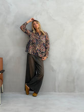 Load image into Gallery viewer, Een wijde blouse van de Banditas Collectie, met lange mouwen en smalle manchetten. Deze translucent blouse van katoen met kraag, heeft een mooi dessin in multicolor. Stijlvolle en vrouwelijke blouse, perfect voor een casual maar trendy look.
