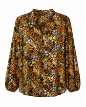 Load image into Gallery viewer, Oversized blouse met lange mouwen, een V-hals en elastieken manchetten. Deze luchtige blouse van katoen is translucent en heeft een okergele basis met contrasterende kleuren in bloemmotief. De achterkant valt langer dan de voorkant, wat zorgt voor een speels en modern silhouet. Perfect voor een casual maar trendy look.
