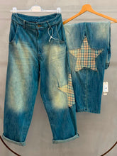 Afbeelding in Gallery-weergave laden, Jeans Blastoise met opvallend ingezette ster, van de Banditas Collectie in Denim Blue. Een moderne denimbroek met een wide fit. De denim broek met de perfecte wassing en een middelhoge taille, valt soepel, door de zachte denim. Deze spijkerbroek is een ware eyecatcher!
