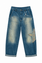 Afbeelding in Gallery-weergave laden, Jeans Blastoise met opvallend ingezette ster, van de Banditas Collectie in Denim Blue. Een moderne denimbroek met een wide fit. De denim broek met de perfecte wassing en een middelhoge taille, valt soepel, door de zachte denim. Deze denim broek is een ware eyecatcher!
