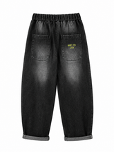 Load image into Gallery viewer, Jeans Shelf van de Banditas Collectie in Denim Black. Een moderne denimbroek met een wide fit. De denim broek met de perfecte wassing en een middelhoge elastische tailleband. ‘Made you look’.
