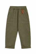 Afbeelding in Gallery-weergave laden, Comfortabel, stijlvol en makkelijk te combineren. Deze katoenen broek heeft een subtiele streepstructuur die zorgt voor een verfijnde uitstraling. Dankzij de stretch in de stof draagt de broek heerlijk comfortabel en beweegt hij soepel met je mee.
