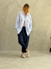 Load image into Gallery viewer, Oversized blouse met lange mouwen en manchetten. Deze katoenen blouse heeft een zeer subtiele glans, een klassieke kraag, knoopsluiting en stijlvolle klepzakken als detail. De achterkant valt langer dan de voorkant, wat zorgt voor een speels en modern silhouet. Perfect voor een casual maar trendy look.
