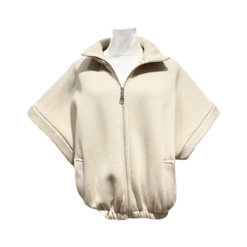 Beige Bodywarmer Fleece, kort model. Super zachte bodywarmer met opstaande kraag, steekzakken en ritssluiting. Perfect voor een sportieve casual look, comfortabel en warm.